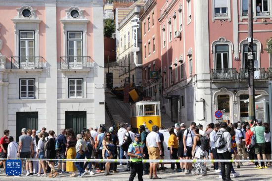 9月4日，人们聚集在里斯本有轨升降缆车事故现场附近。新华社记者 荀伟 摄