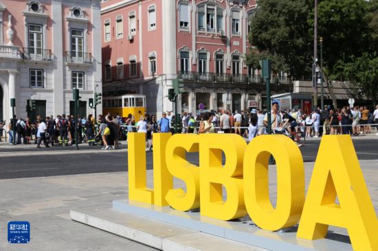 9月4日，人们聚集在里斯本有轨升降缆车事故现场附近。新华社记者 荀伟 摄