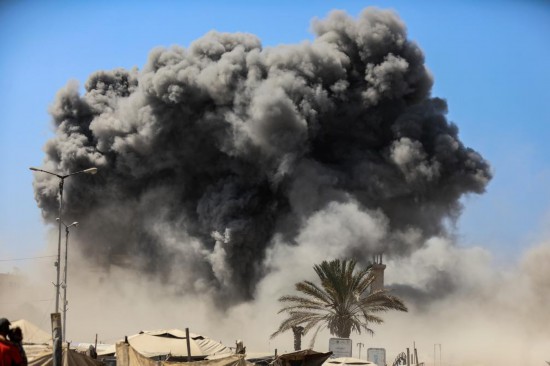 9月5日，加沙城一栋建筑遭以色列军队空袭后升起浓烟。新华社发（里泽克·阿卜杜勒贾瓦德摄）