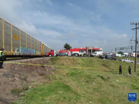 9月8日,救援人员在墨西哥中部墨西哥州的阿特拉科穆尔科火车与大客车相撞事故现场进行处置。新华社发(豪尔赫·阿尔瓦拉多摄)