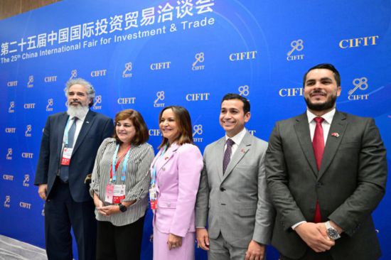 2025年9月8日，在第二十五届投洽会开幕式结束后，外国嘉宾在现场合影留念。新华社记者 魏培全 摄