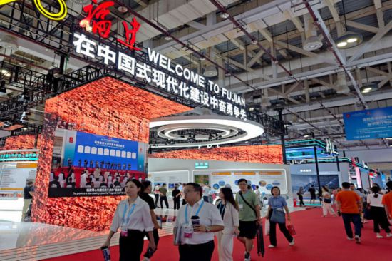 2025年9月8日，中外嘉宾在第二十五届投洽会上参观。新华社记者 魏培全 摄