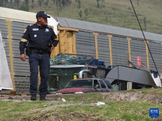 9月8日,警务人员在墨西哥中部墨西哥州的阿特拉科穆尔科火车与大客车相撞事故现场进行处置。新华社发(豪尔赫·阿尔瓦拉多摄)