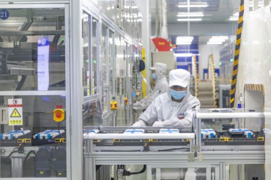 2024年9月27日，在位于重庆市铜梁区的海辰储能重庆制造基地，工作人员在生产线上初步检测两个电芯是否配对。新华社记者 黄伟 摄