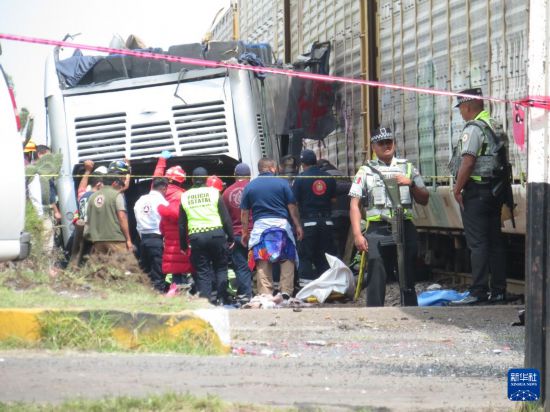 9月8日,救援人员在墨西哥中部墨西哥州的阿特拉科穆尔科火车与大客车相撞事故现场进行处置。新华社发(豪尔赫·阿尔瓦拉多摄)
