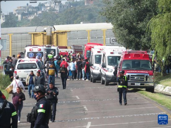 9月8日,救援人员在墨西哥中部墨西哥州的阿特拉科穆尔科火车与大客车相撞事故现场进行处置。新华社发(豪尔赫·阿尔瓦拉多摄)