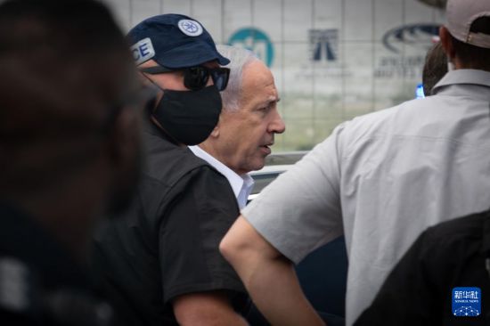 　9月8日，以色列总理内塔尼亚胡出现在耶路撒冷枪击事件现场。新华社记者 陈君清 摄