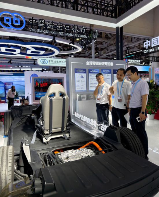 2025年9月8日，客商在第二十五届投洽会宁德时代展馆参观。新华社记者 魏培全 摄