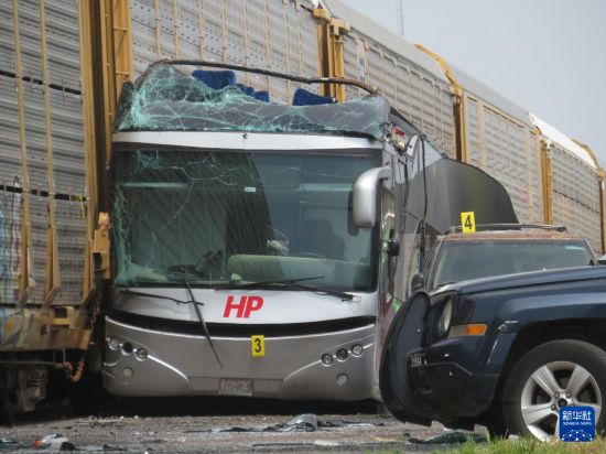 这是9月8日在墨西哥中部墨西哥州的阿特拉科穆尔科拍摄的火车与大客车相撞事故现场。新华社发(豪尔赫·阿尔瓦拉多摄)