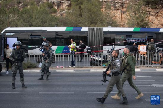 9月8日，警察在耶路撒冷枪击事件现场工作。新华社记者 陈君清 摄