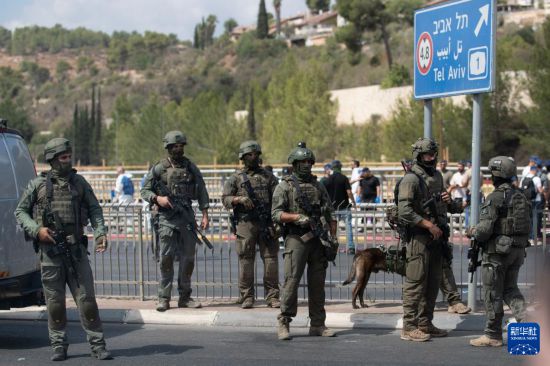 　9月8日，安全人员在耶路撒冷枪击事件现场工作。新华社记者 陈君清 摄