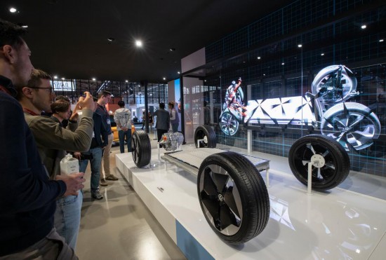 　　9月9日，人们在德国慕尼黑国际车展的大众集团展台参观。新华社记者 张帆 摄