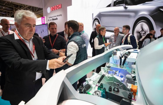 　　9月9日，一名男子在德国慕尼黑国际车展的博世展台参观拍照。新华社记者 张帆 摄