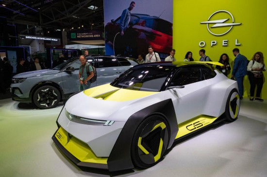 　　9月9日，人们在德国慕尼黑国际车展的欧宝汽车展台参观概念车。新华社记者 张帆 摄