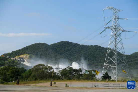 这是9月9日在埃塞俄比亚本尚古勒-古马兹州拍摄的“复兴大坝”的输电线路。新华社发(迈克尔·特韦尔德摄)