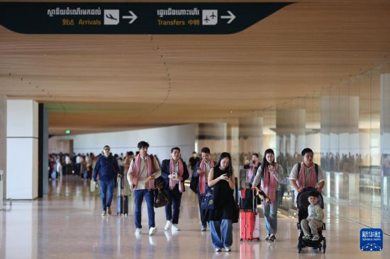 9月9日,在柬埔寨干丹省,首批乘客抵达德崇国际机场。新华社发(索万纳拉摄)