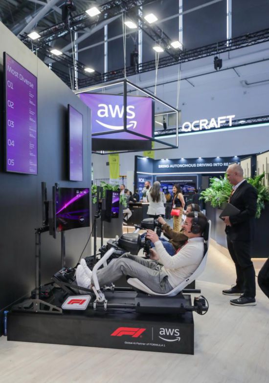 　　9月9日，人们在德国慕尼黑国际车展上体验产品。新华社记者 张帆 摄