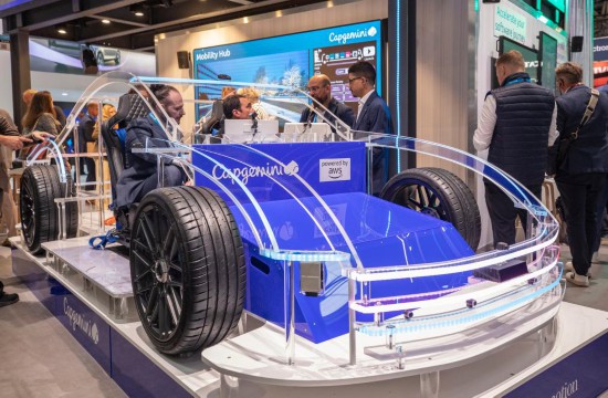 　　9月9日，人们在德国慕尼黑国际车展上体验产品。新华社记者 张帆 摄