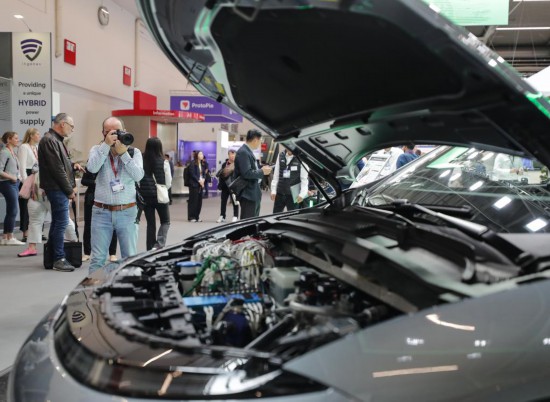 　　9月9日，一名男子在德国慕尼黑国际车展上拍摄展品。新华社记者 张帆 摄