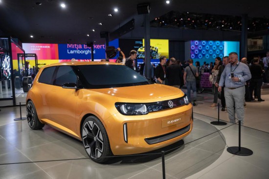 　　9月9日，人们在德国慕尼黑国际车展的大众集团展台参观概念车。新华社记者 张帆 摄