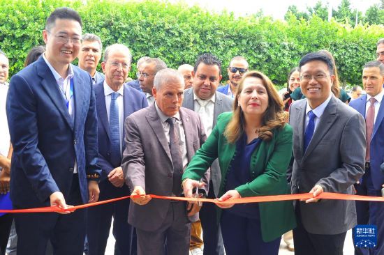 9月8日,突尼斯工业、矿业与能源部长法蒂玛·萨比特·奇布卜(前右二)在本阿鲁斯省参加一家中国汽车零配件厂的开工剪彩仪式。新华社发(阿代尔摄)