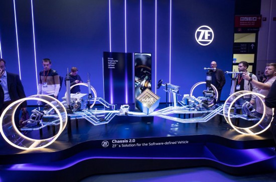 　　9月9日，人们在德国慕尼黑国际车展的采埃孚展台参观。新华社记者 张帆 摄