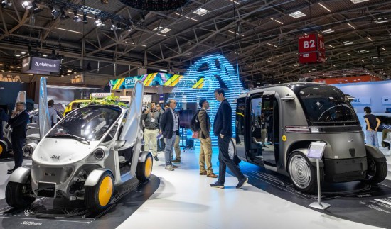 　　9月9日，人们在德国慕尼黑国际车展上参观。新华社记者 张帆 摄