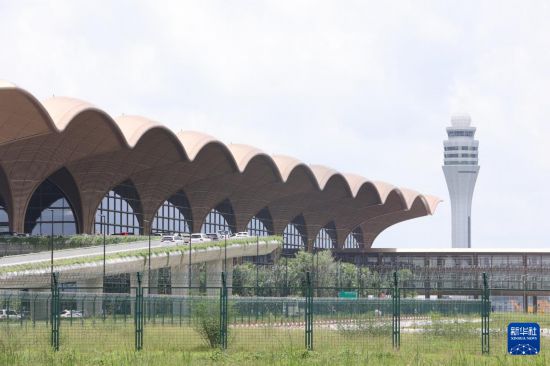 这是9月9日在柬埔寨干丹省拍摄的德崇国际机场候机楼。新华社发(索万纳拉摄)