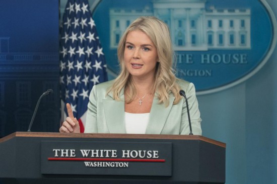 9月9日,在美国首都华盛顿白宫,美国白宫新闻秘书莱维特在记者会上讲话。新华社记者胡友松摄