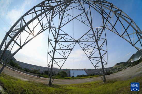 这是9月9日在埃塞俄比亚本尚古勒-古马兹州拍摄的“复兴大坝”的输电线路铁塔。新华社发(迈克尔·特韦尔德摄)