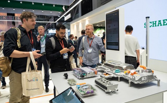 　　9月9日，人们在德国慕尼黑国际车展上参观。新华社记者 张帆 摄