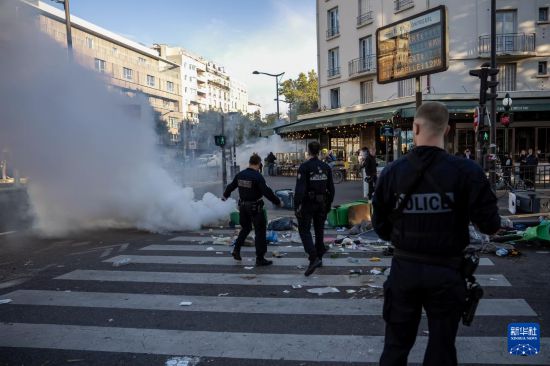 　　9月10日，在法国巴黎街头，警察阻止示威者用垃圾桶封锁街道。新华社发（奥雷利安·莫里萨尔摄）