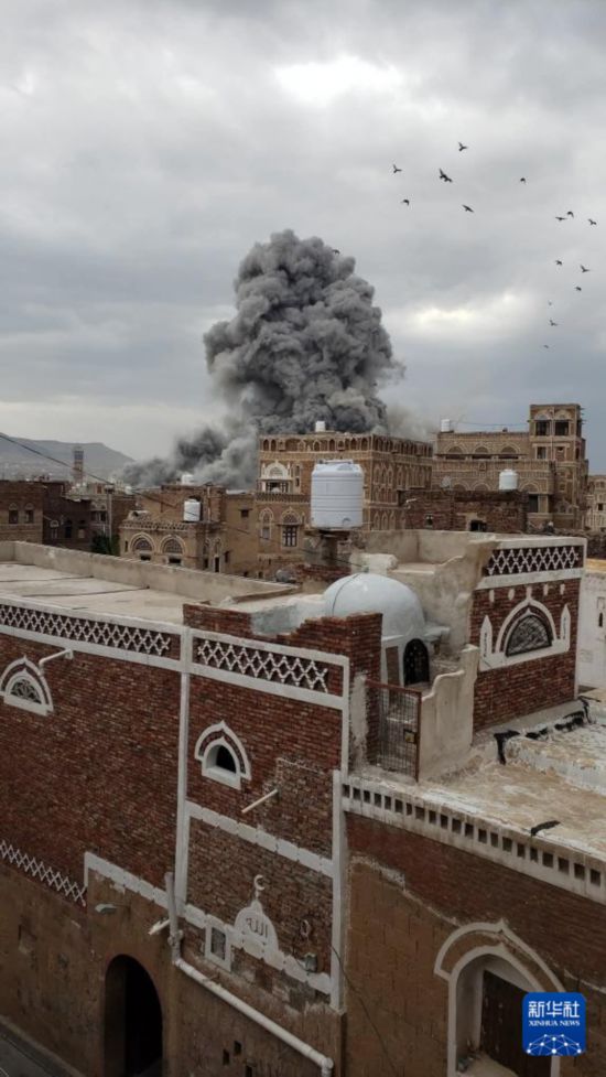 　　9月10日，也门首都萨那遭以色列军队空袭后升起浓烟（手机照片）。新华社发