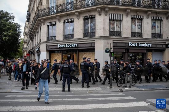 　　9月10日，警察在法国巴黎夏特莱广场附近的游行示威现场警戒。新华社发（奥雷利安·莫里萨尔摄）