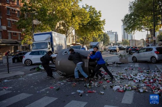 　　9月10日，在法国巴黎街头，示威者用垃圾桶封锁道路。新华社发（奥雷利安·莫里萨尔摄）