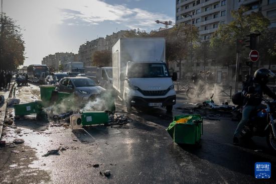 　　9月10日，在法国巴黎街头，示威者用垃圾桶封锁道路。新华社发（奥雷利安·莫里萨尔摄）