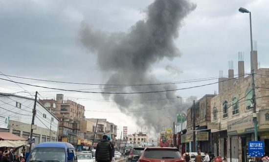 　　9月10日，也门首都萨那遭以色列军队空袭后升起浓烟（手机照片）。新华社发