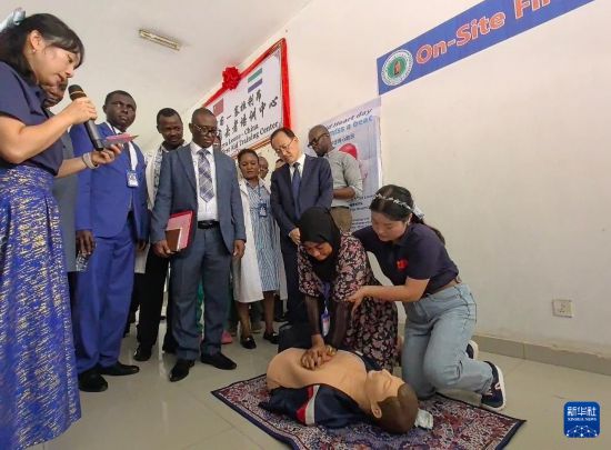 　　9月10日，中国第26批援塞拉利昂医疗队成员指导当地学员进行心脏复苏培训。新华社发（中国第26批援塞拉利昂医疗队供图）