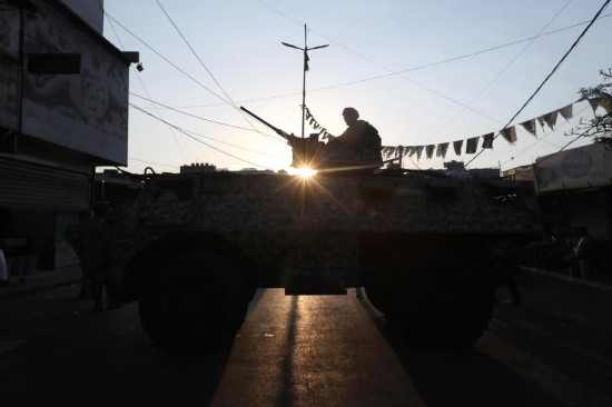 8月21日，黎巴嫩军队官兵在贝鲁特布尔杰巴拉季奈难民营监督接收一批来自巴勒斯坦难民营的武器。新华社发（比拉尔·贾维希摄）