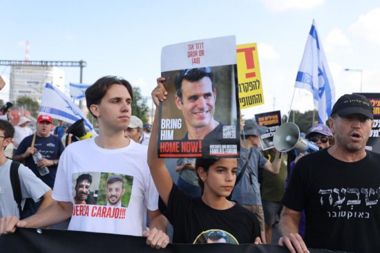 8月17日，人们在以色列中部城市特拉维夫附近的一条公路上参加抗议活动。新华社发（贾马尔·阿瓦德摄）