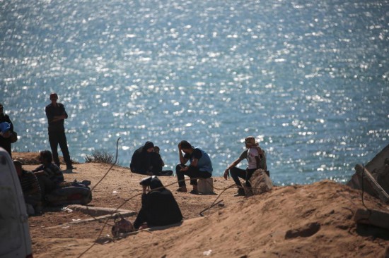 9月14日，在加沙地带中部，流离失所的巴勒斯坦人在向南撤离的途中休息。新华社/法新