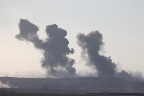 这是9月16日从加沙边境以色列一侧拍摄的加沙地带遭袭后升起浓烟。新华社发(贾马尔·阿瓦德摄)