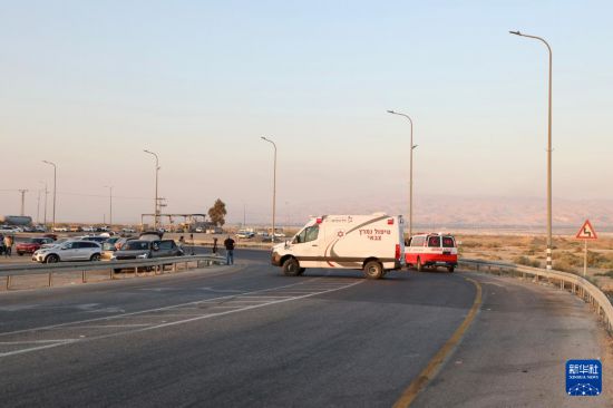 9月18日,急救人员在约旦河西岸地区与约旦交界处艾伦比桥陆路口岸附近的袭击现场开展工作。新华社发(贾马尔·阿瓦德摄)