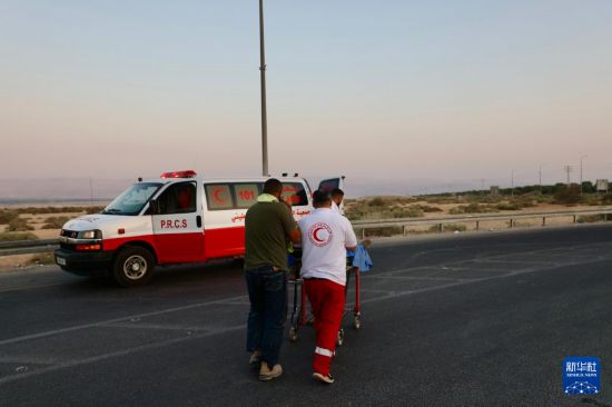 9月18日,急救人员在约旦河西岸地区与约旦交界处艾伦比桥陆路口岸附近的袭击现场开展工作。新华社发(贾马尔·阿瓦德摄)