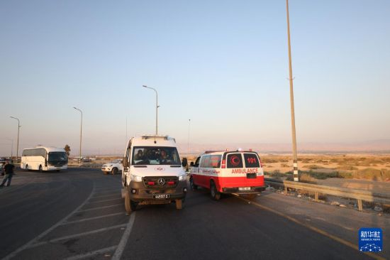 9月18日,急救人员在约旦河西岸地区与约旦交界处艾伦比桥陆路口岸附近的袭击现场开展工作。新华社发(贾马尔·阿瓦德摄)