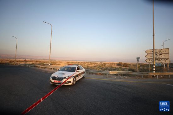 9月18日,警察封锁约旦河西岸地区与约旦交界处艾伦比桥陆路口岸附近的袭击现场。新华社发(贾马尔·阿瓦德摄)