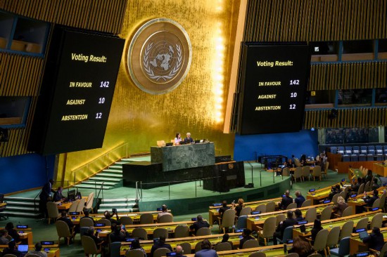 9月12日,联合国大会以142票赞成、10票反对、12票弃权的表决结果通过一项决议,支持关于和平解决巴勒斯坦问题及实施“两国方案”的纽约宣言。新华社发(联合国供图/洛伊·费利佩摄)