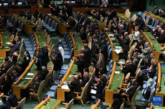 9月22日,在位于纽约的联合国总部举行的和平解决巴勒斯坦问题和落实“两国方案”高级别国际会议上,法国总统马克龙发表讲话时,与会代表鼓掌。新华社记者 李睿 摄