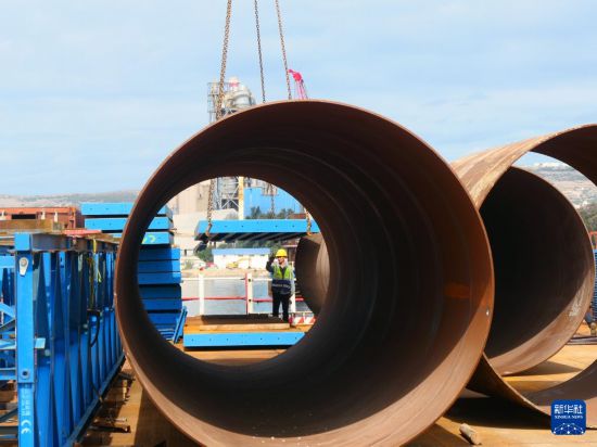　　9月25日，工人在突尼斯比塞大市进行比塞大大桥的施工作业。新华社记者 黄灵 摄