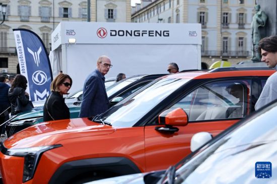 　　9月27日，在意大利都灵，人们在2025年都灵车展上的东风汽车展区参观。新华社记者 李京 摄